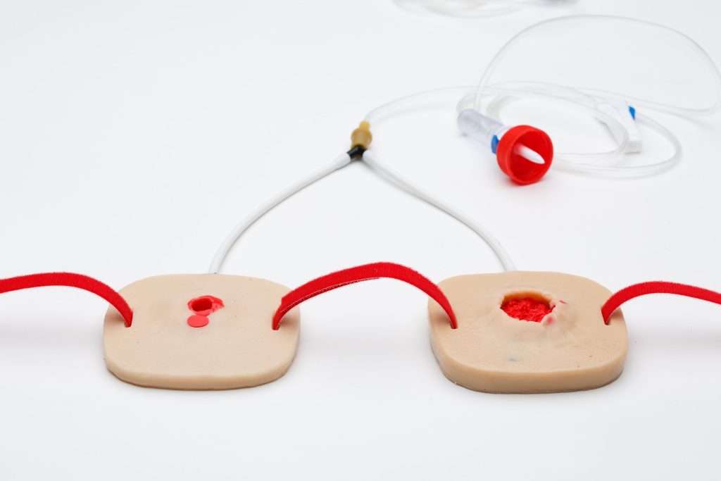 Манекен тренувальний для тампонування ран, кульове вхідне та вихідне поранення, з системою подачі крові